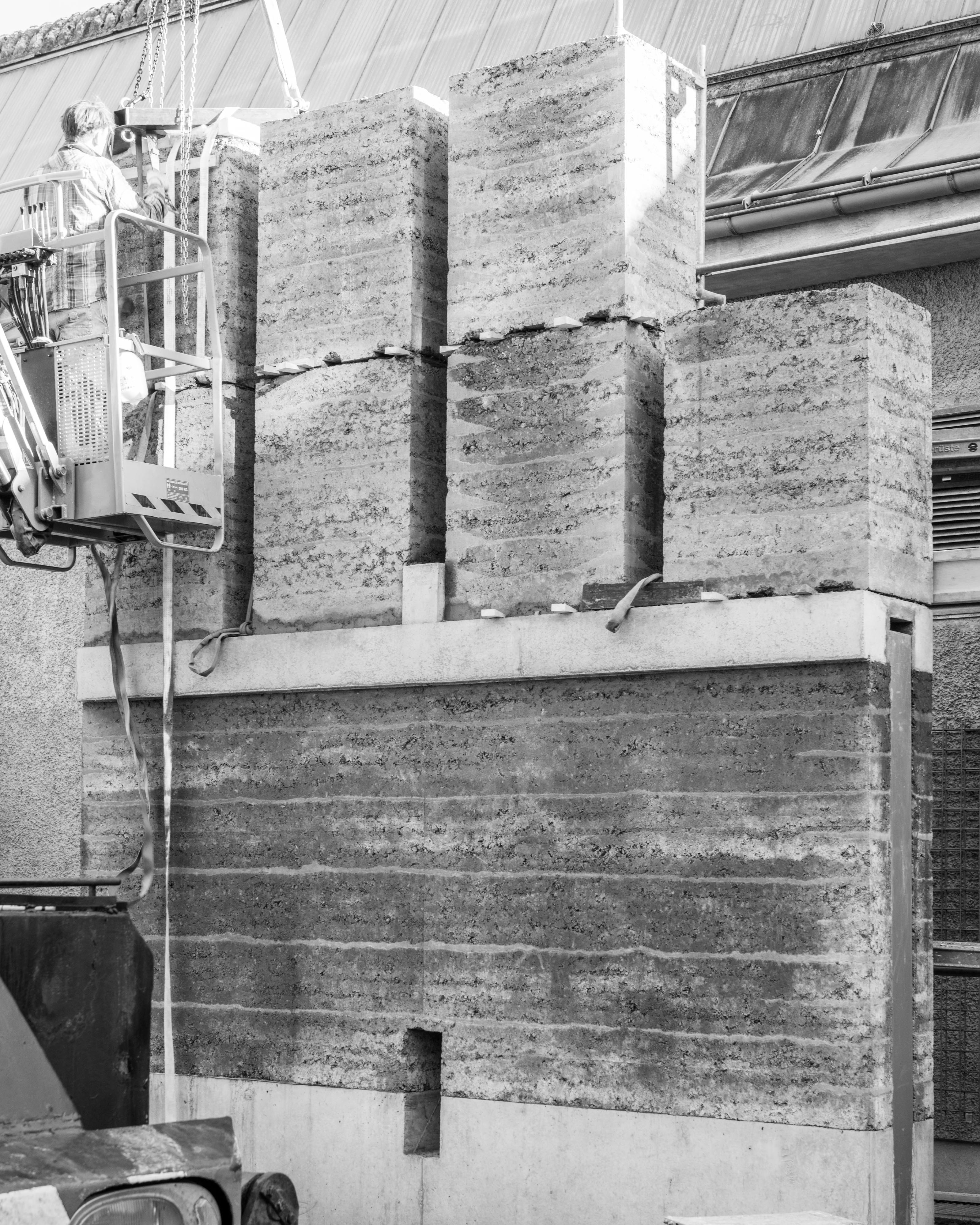 Boltshauser Architekten Versetzen der Stampflehmelemente Mock-up Sitterwerk St. Gallen Fotografie Philip Heckhausen